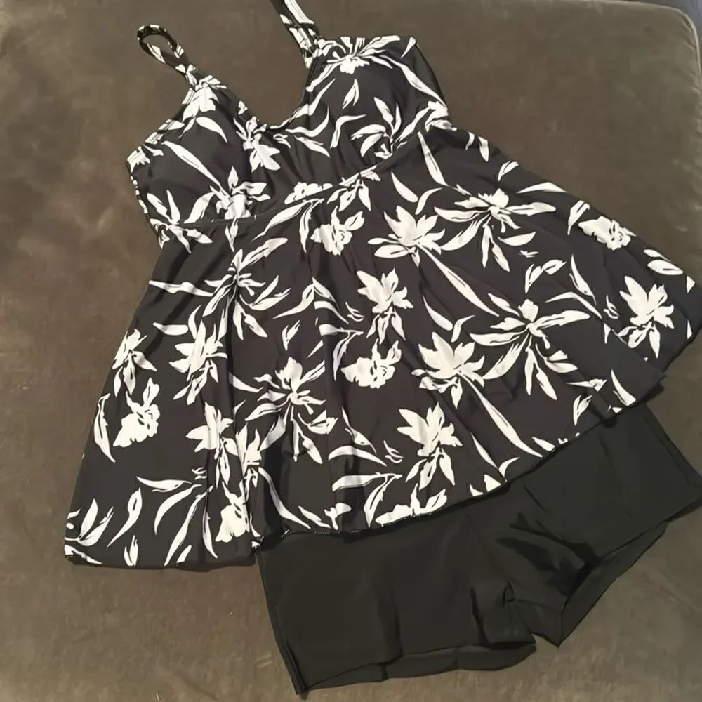 Women’s 2 Piece Swimsuit Black and White Floral Design Tankini Size 12 NEW